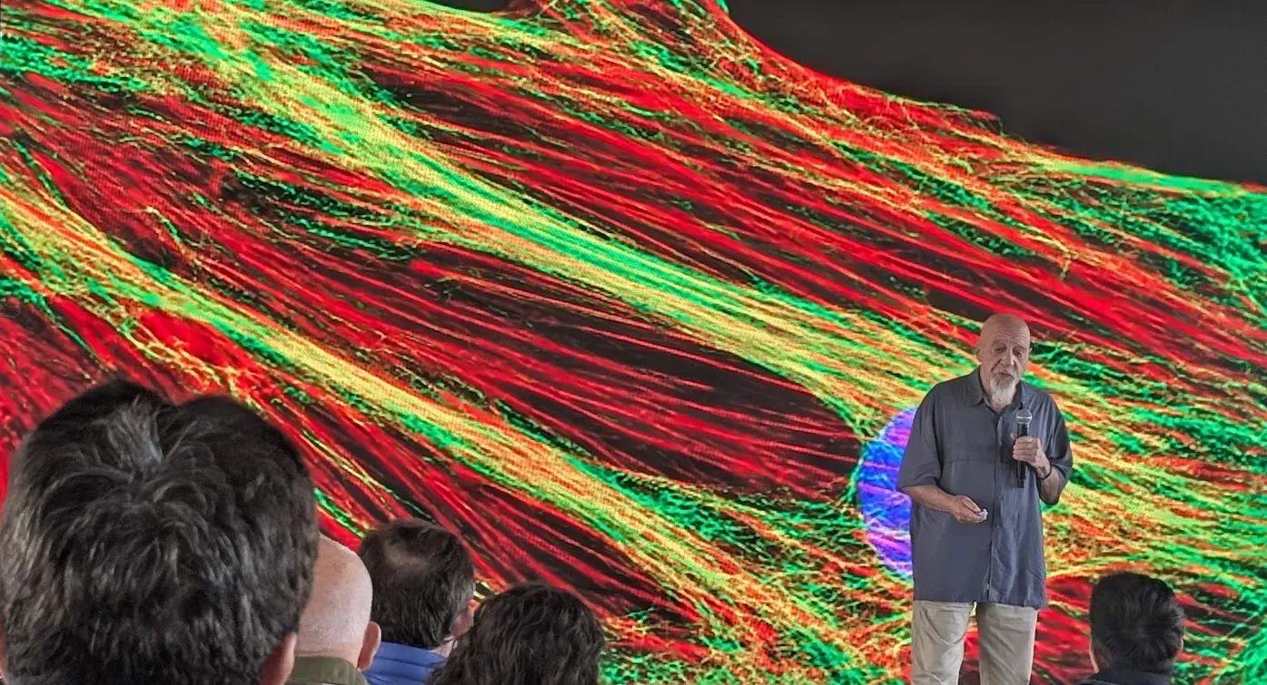 Stuart Hameroff presenting before a projected microtubule immunofluorescence image